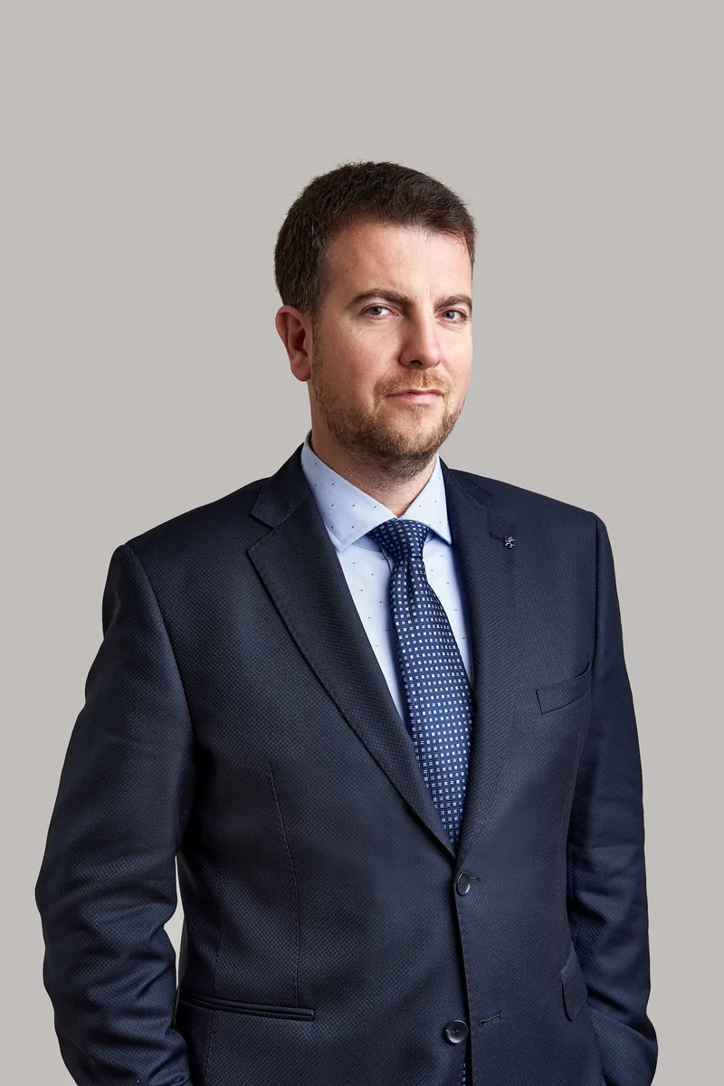 JUDr. Namir Alyasry, PhD., advokát, v tmavomodrom obleku